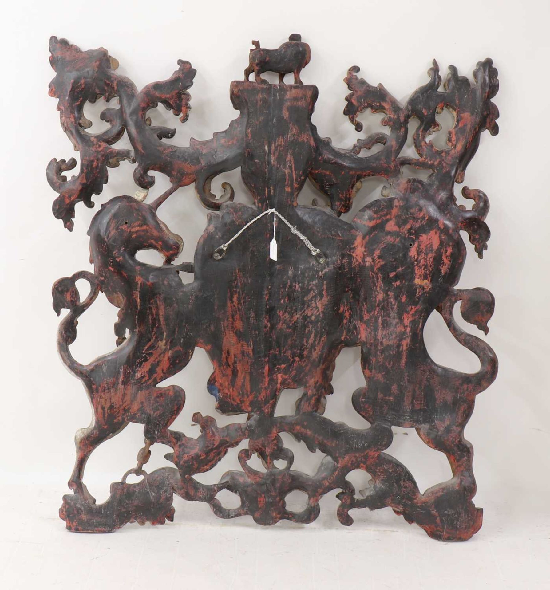 A large carved and polychrome painted Royal Coat of Arms of the United Kingdom, - Bild 7 aus 7