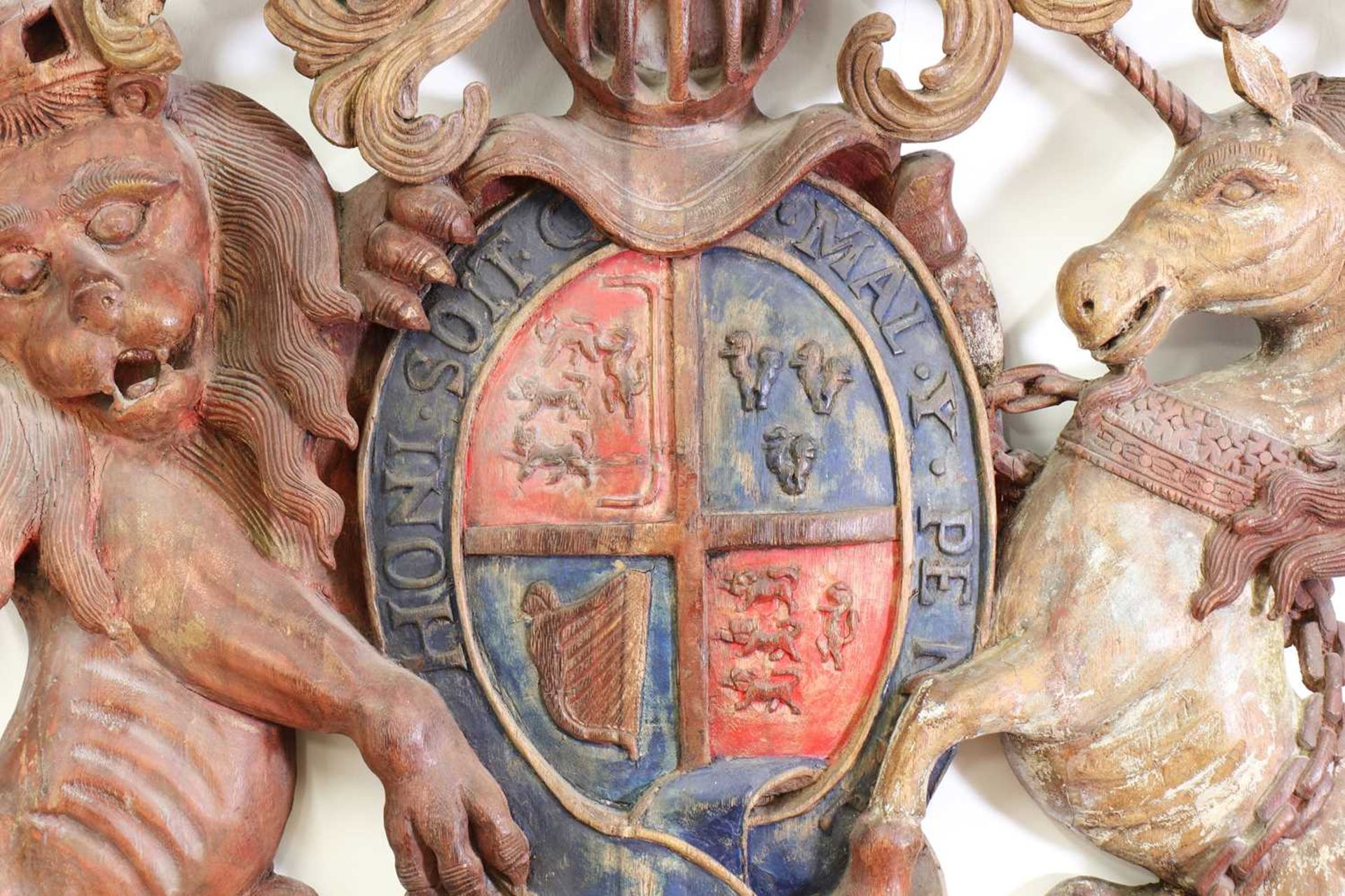 A large carved and polychrome painted Royal Coat of Arms of the United Kingdom, - Bild 5 aus 7