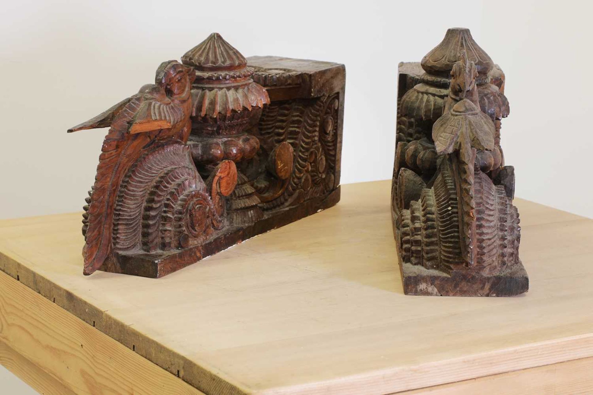 A pair of Indian carved teak corbels, - Bild 3 aus 9