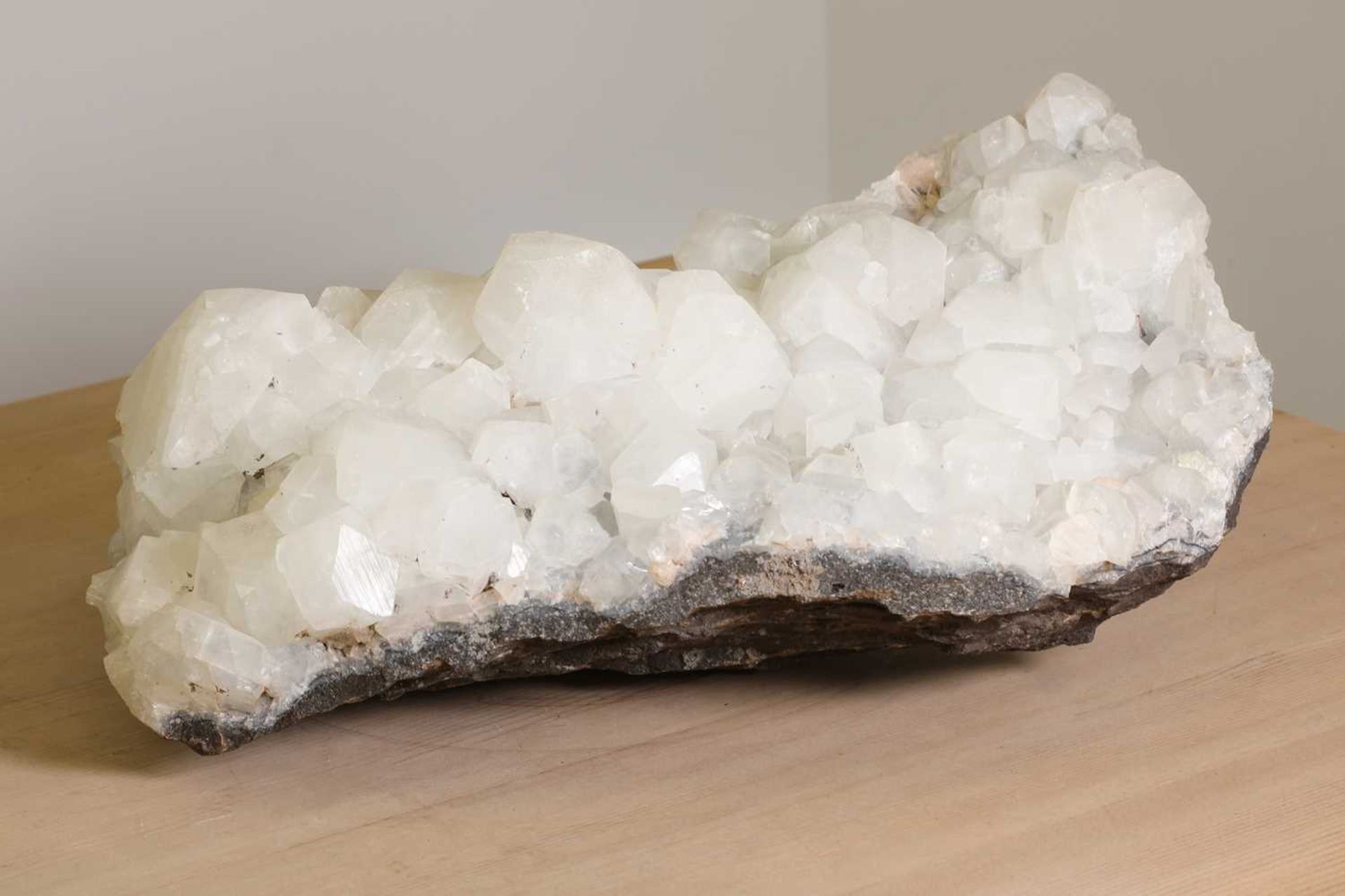 A large crystalline geological specimen, - Bild 4 aus 8