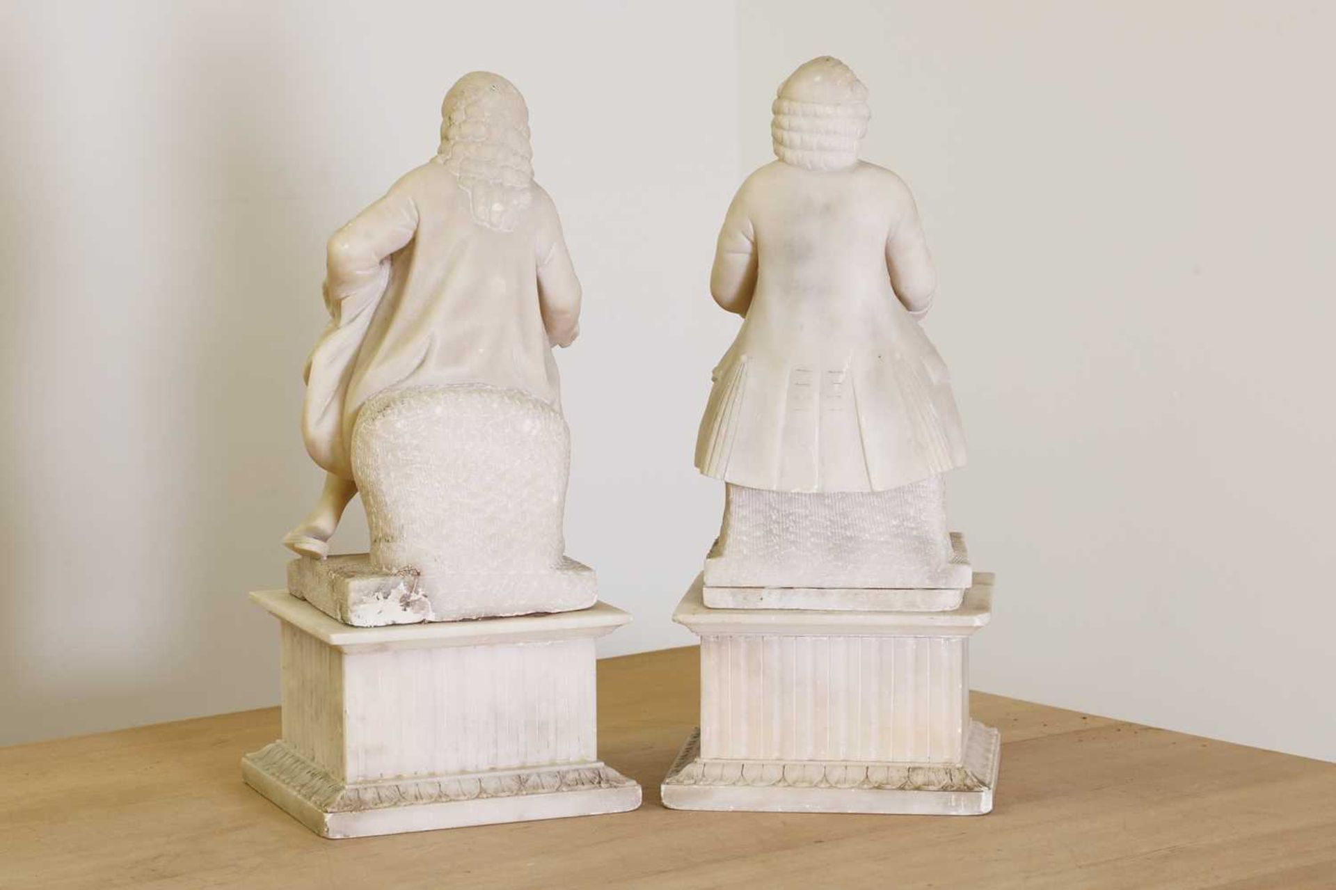 A pair of French alabaster figures of Voltaire and Rousseau, - Bild 3 aus 4
