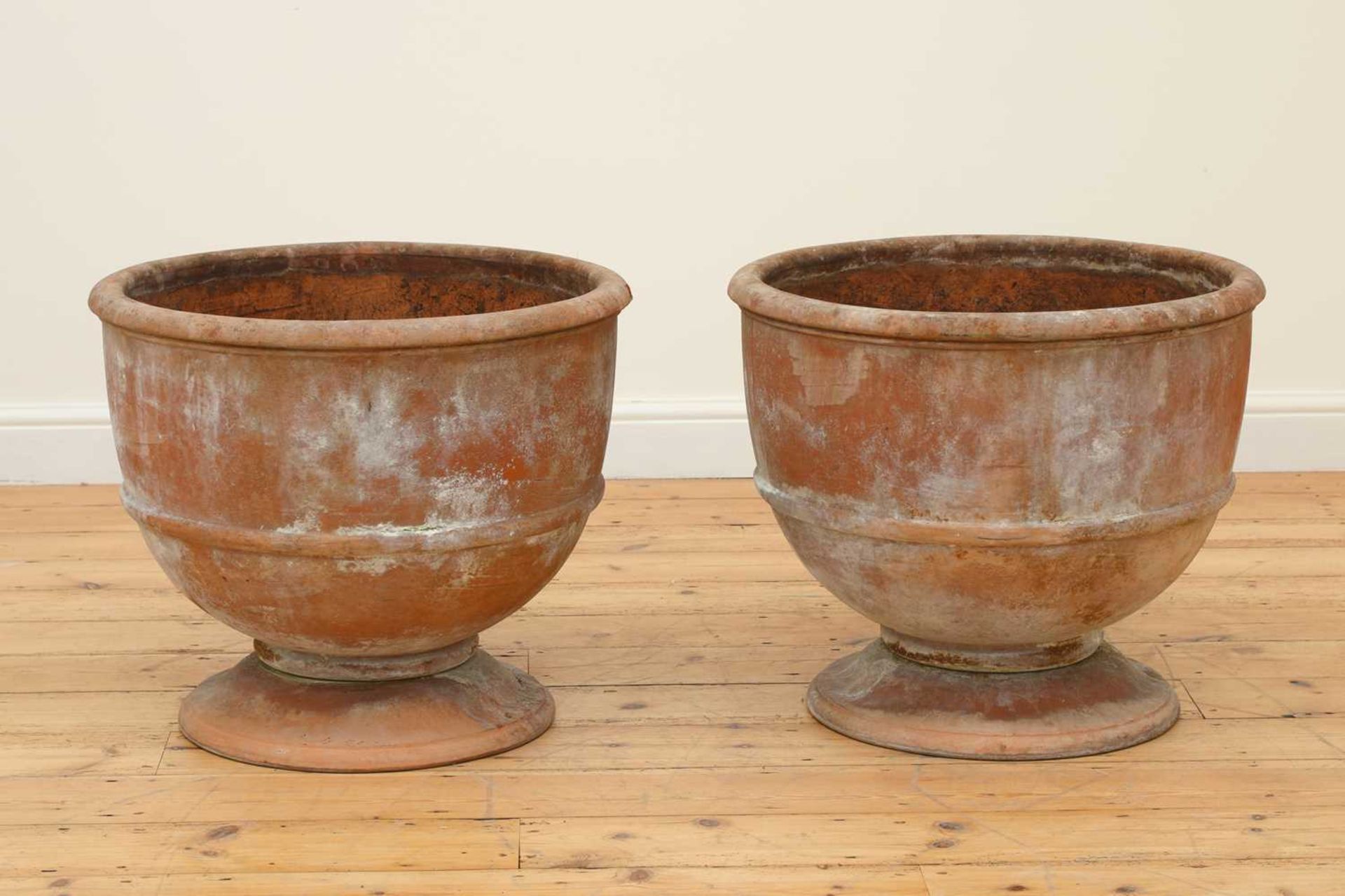 A pair of terracotta planters, - Bild 2 aus 3