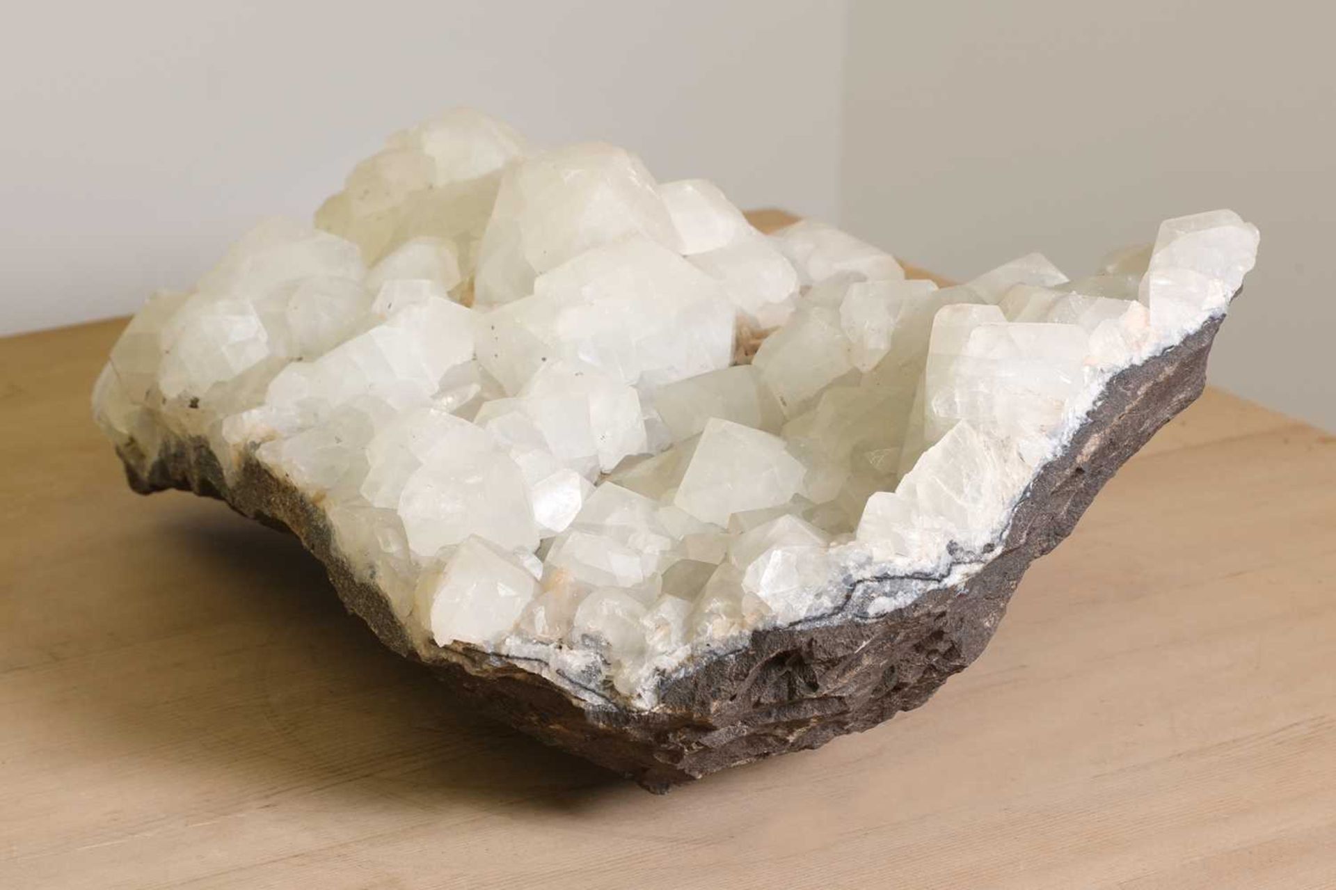A large crystalline geological specimen, - Bild 2 aus 8