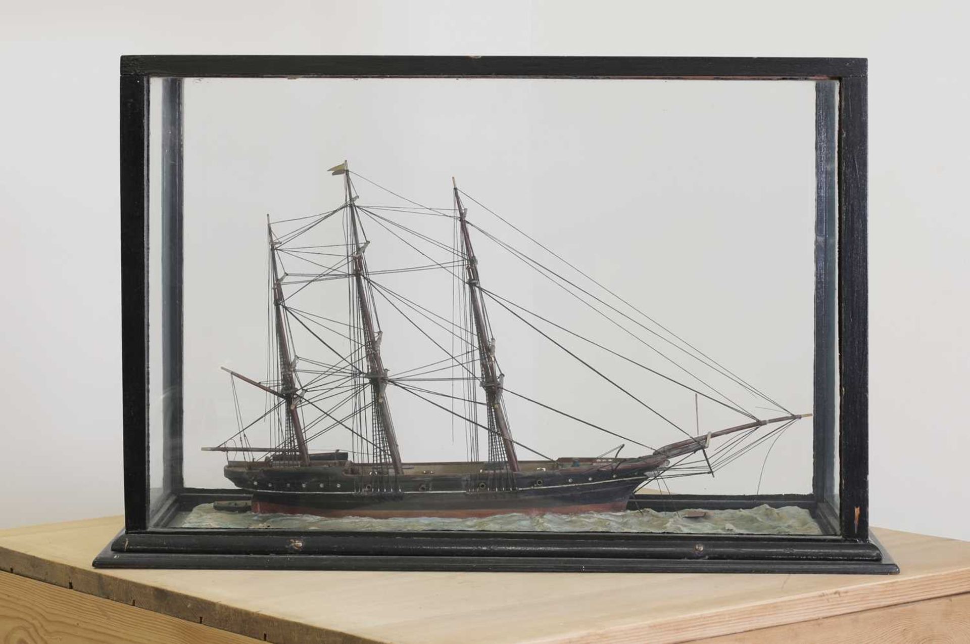 A cased model ship, - Bild 2 aus 6