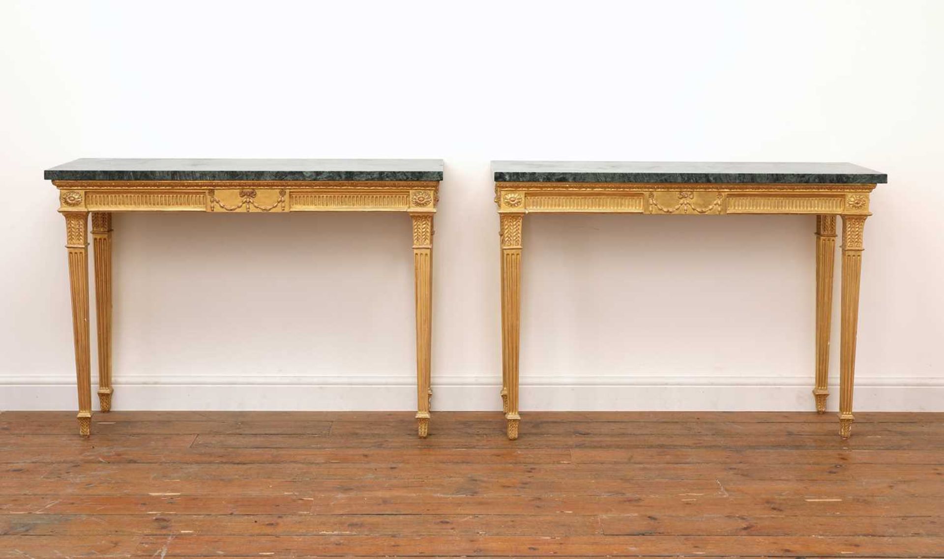 A pair of giltwood console tables in the manner of Robert Adam, - Bild 2 aus 8