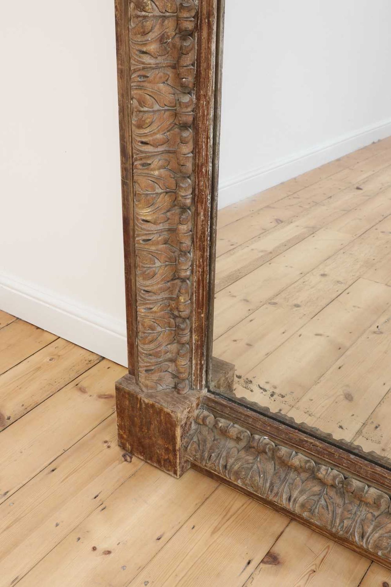 A monumental carved pine-framed wall mirror, - Bild 6 aus 7