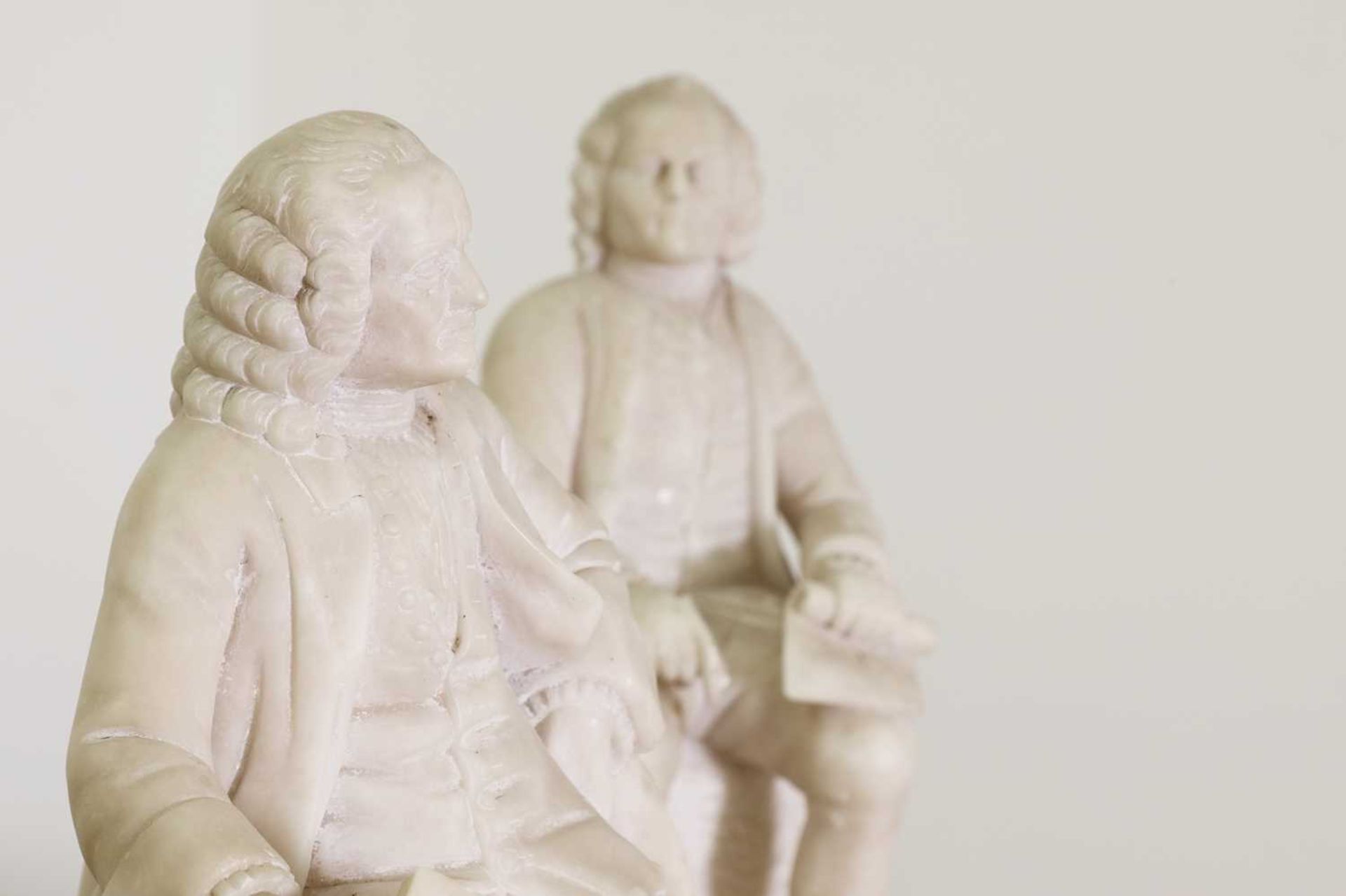 A pair of French alabaster figures of Voltaire and Rousseau, - Bild 4 aus 4