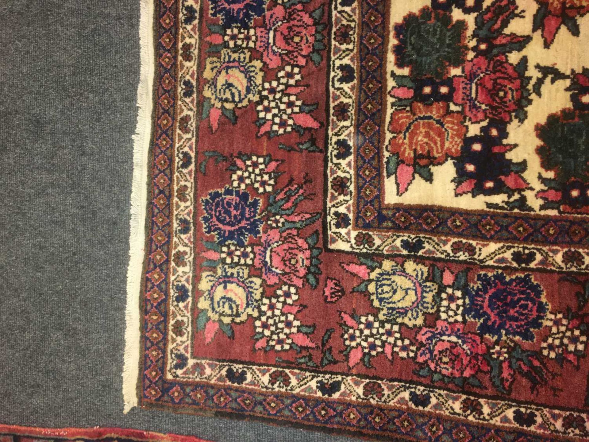 A Bakhtiari wool carpet, - Bild 8 aus 10