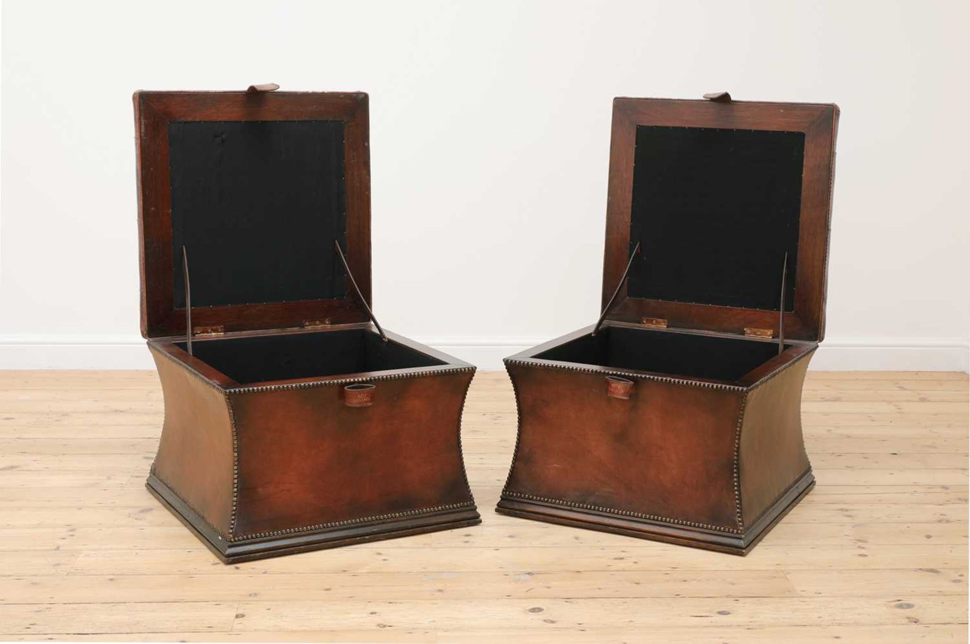A pair of William IV-style leather ottoman stools, - Bild 5 aus 21
