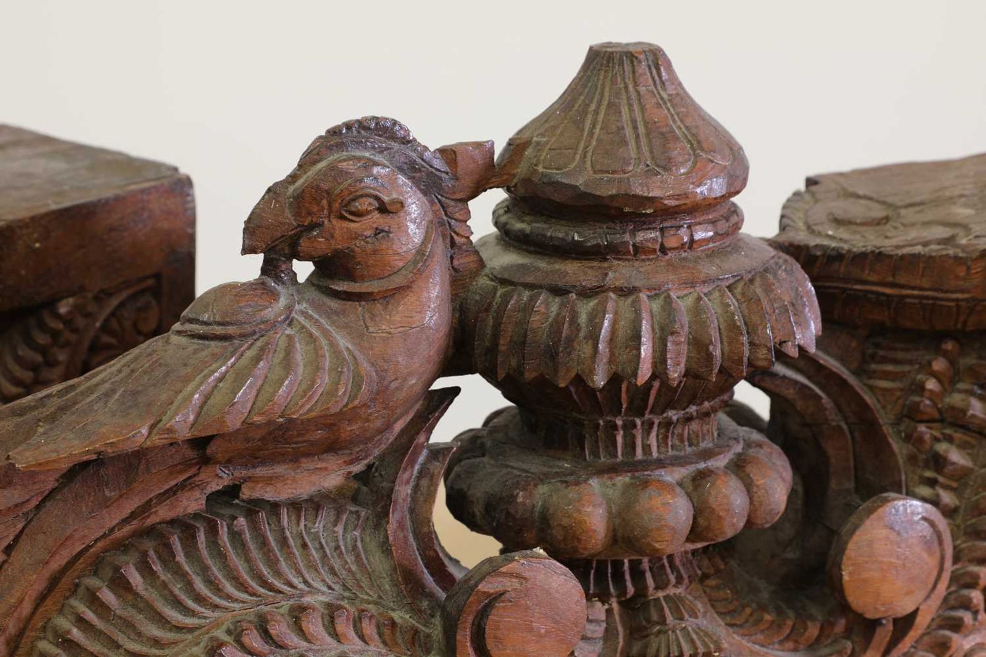 A pair of Indian carved teak corbels, - Bild 2 aus 9