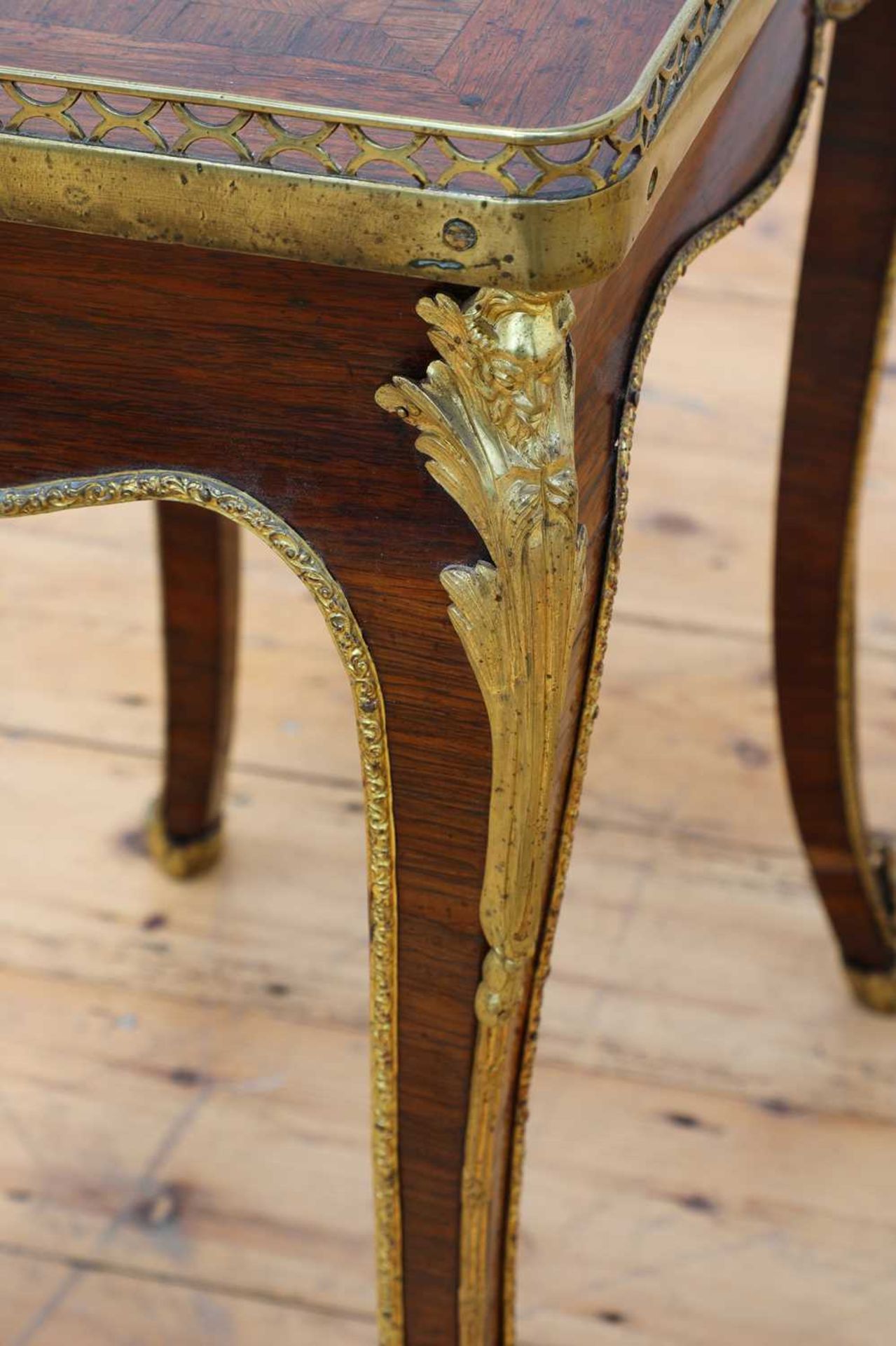 A Louis XV rosewood side table, - Bild 4 aus 6