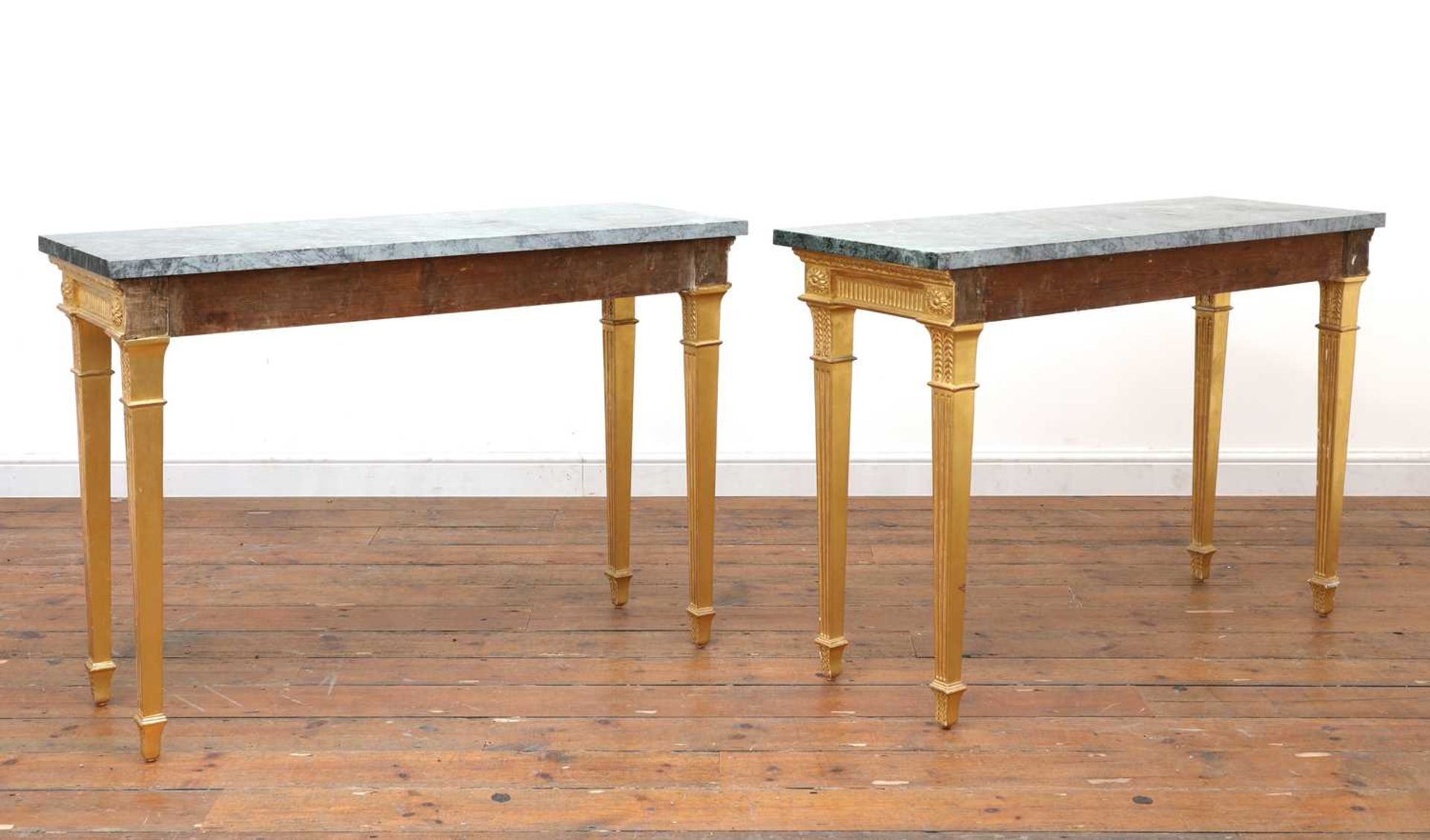 A pair of giltwood console tables in the manner of Robert Adam, - Bild 5 aus 8