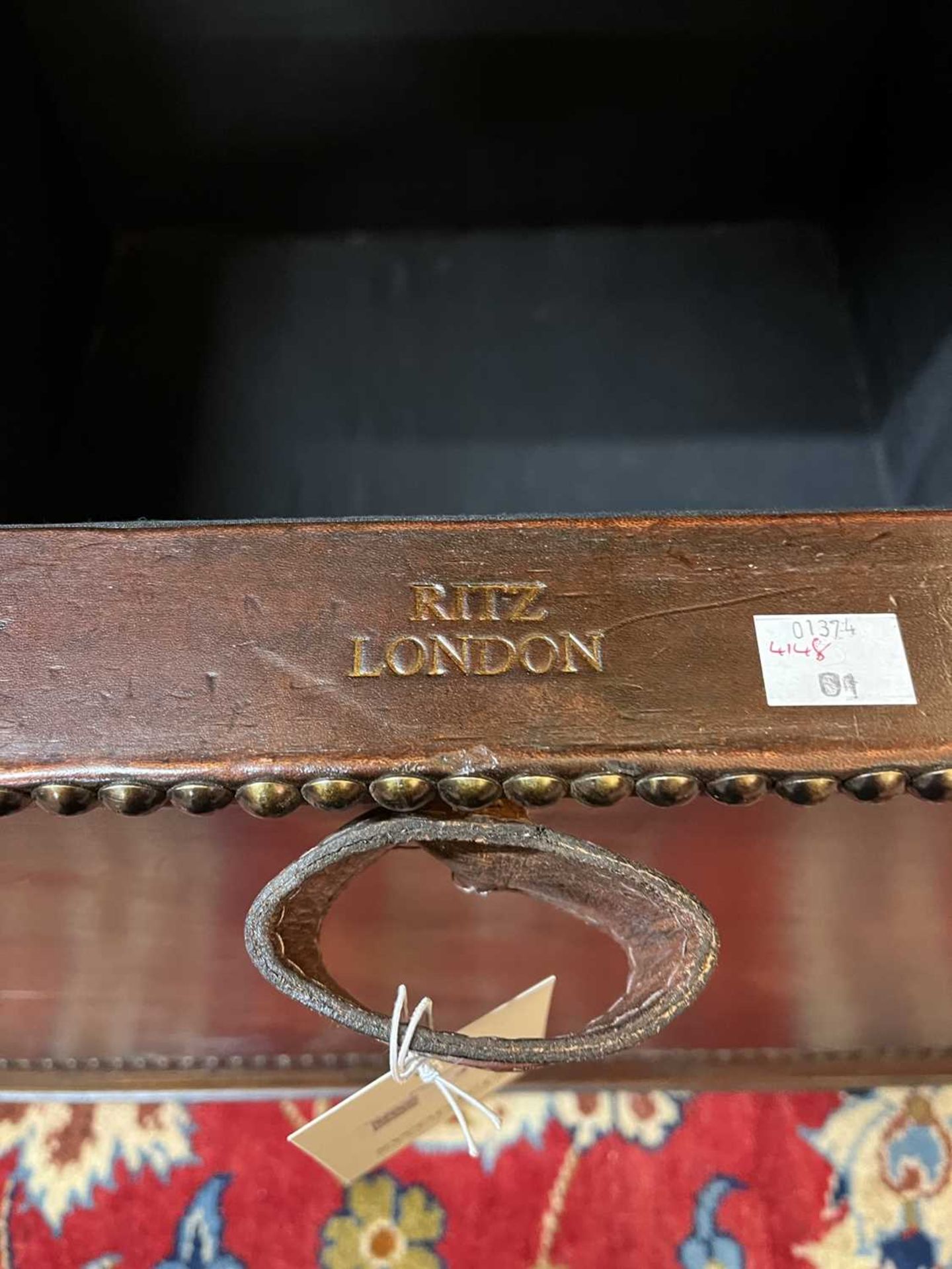 A pair of William IV-style leather ottoman stools, - Bild 13 aus 21