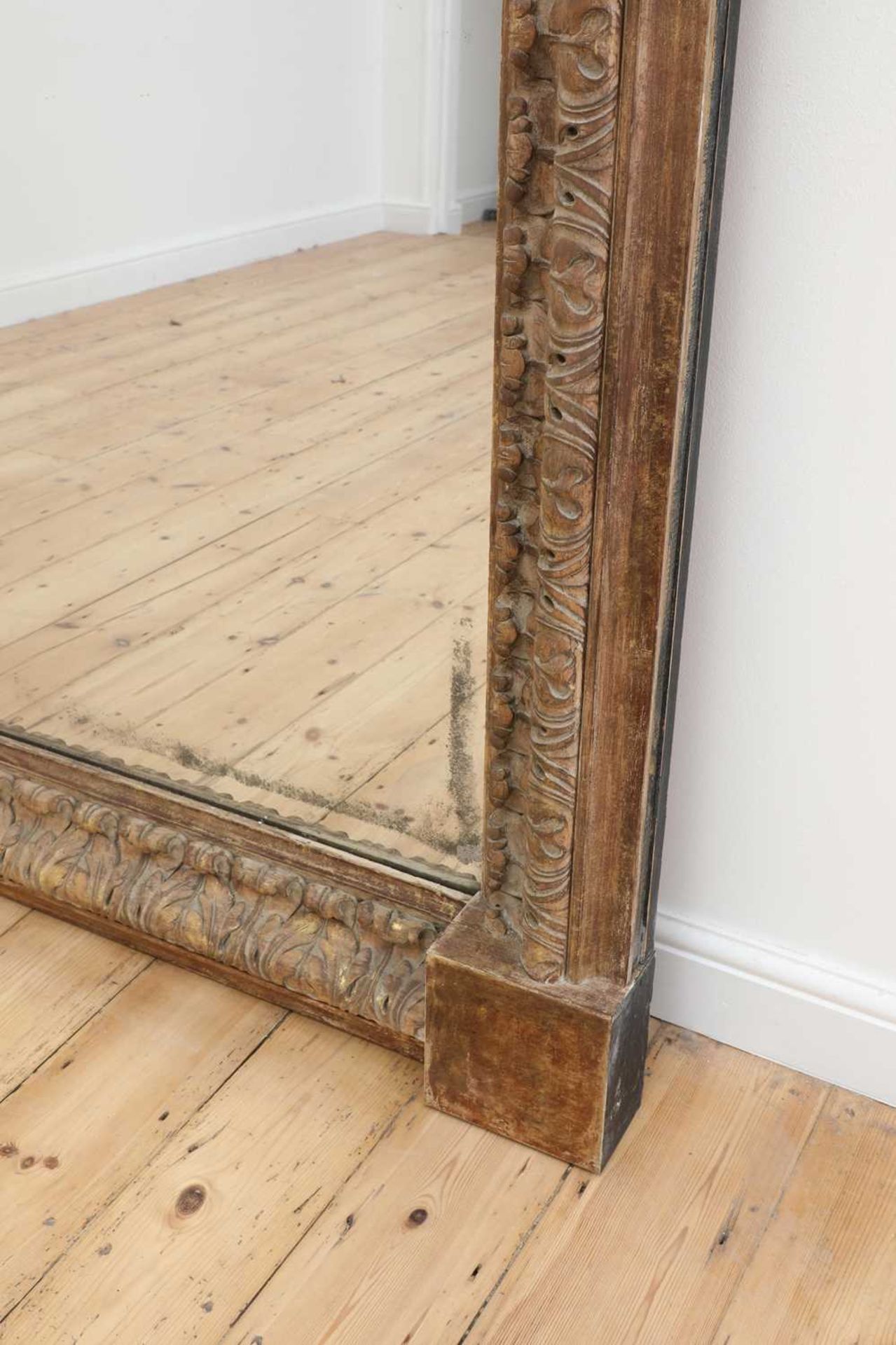 A monumental carved pine-framed wall mirror, - Bild 5 aus 7