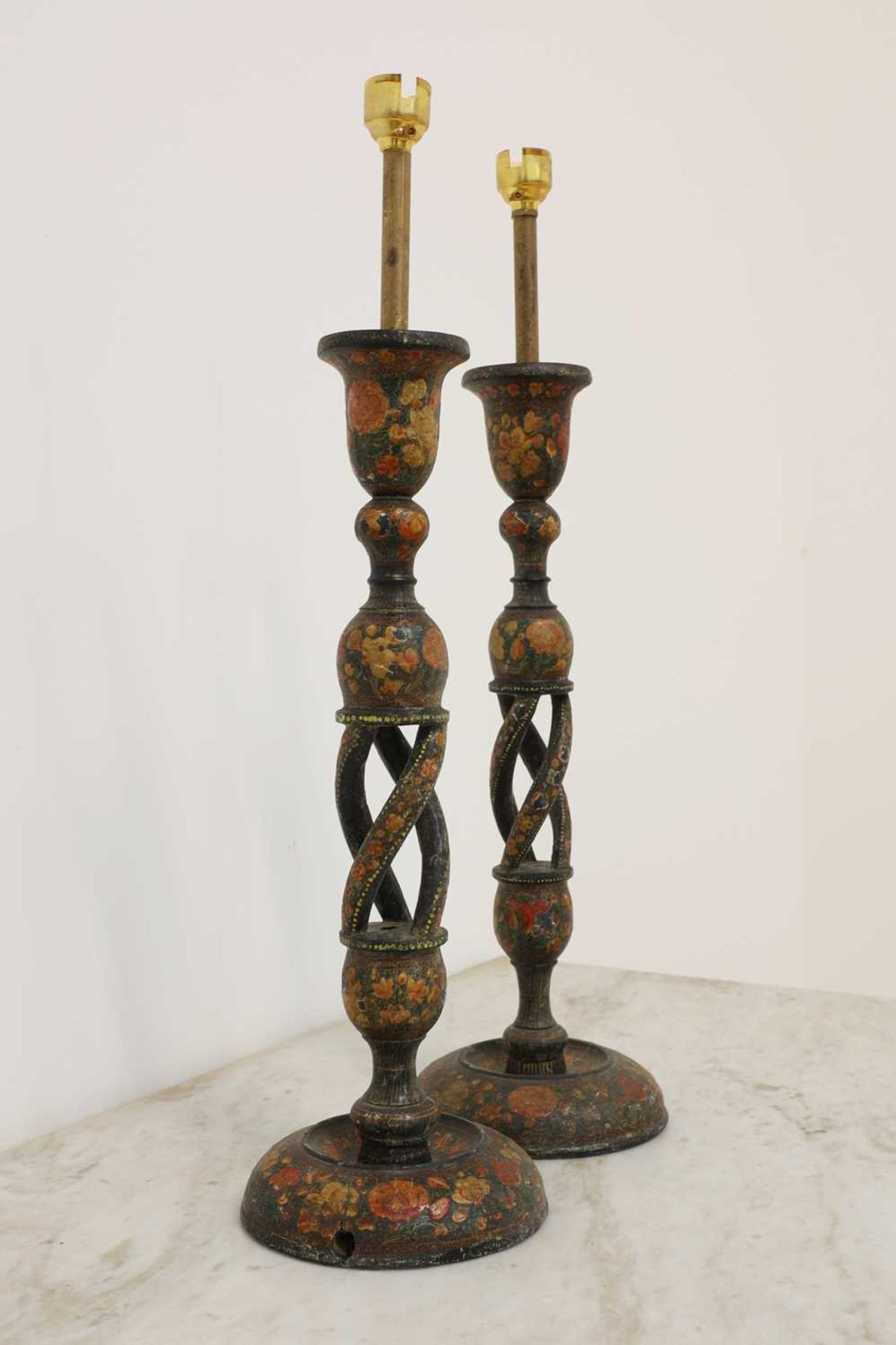 A pair of Indian papier mâché candlesticks, - Bild 2 aus 4