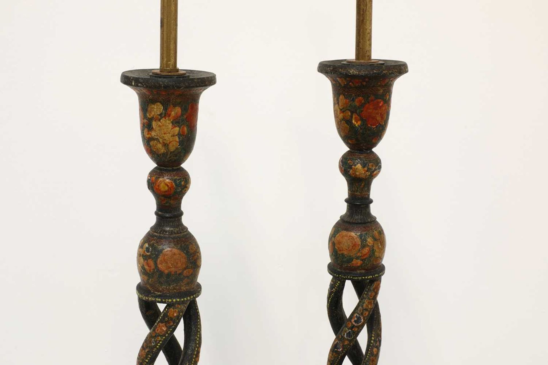 A pair of Indian papier mâché candlesticks, - Bild 3 aus 4