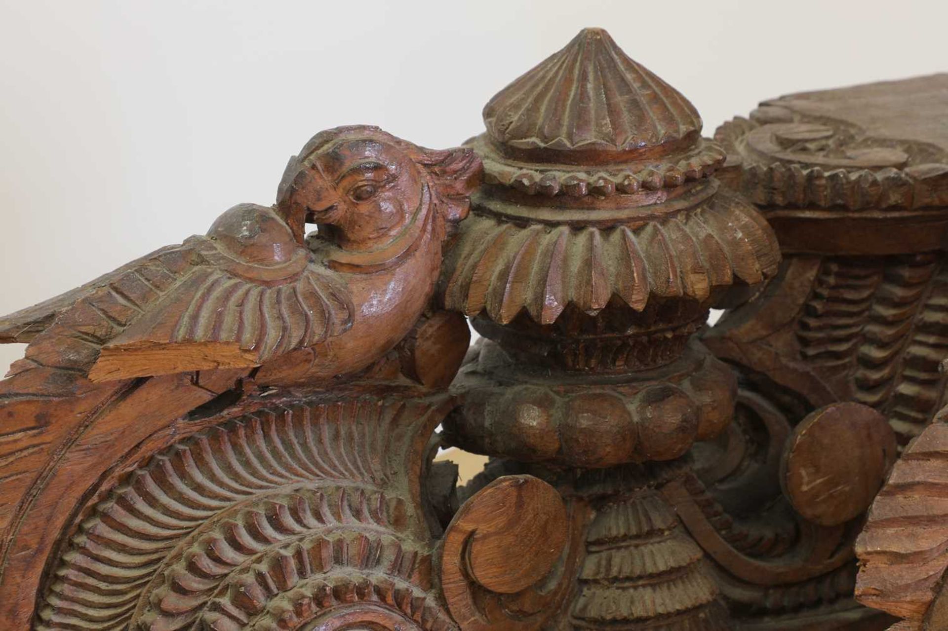 A pair of Indian carved teak corbels, - Bild 6 aus 9