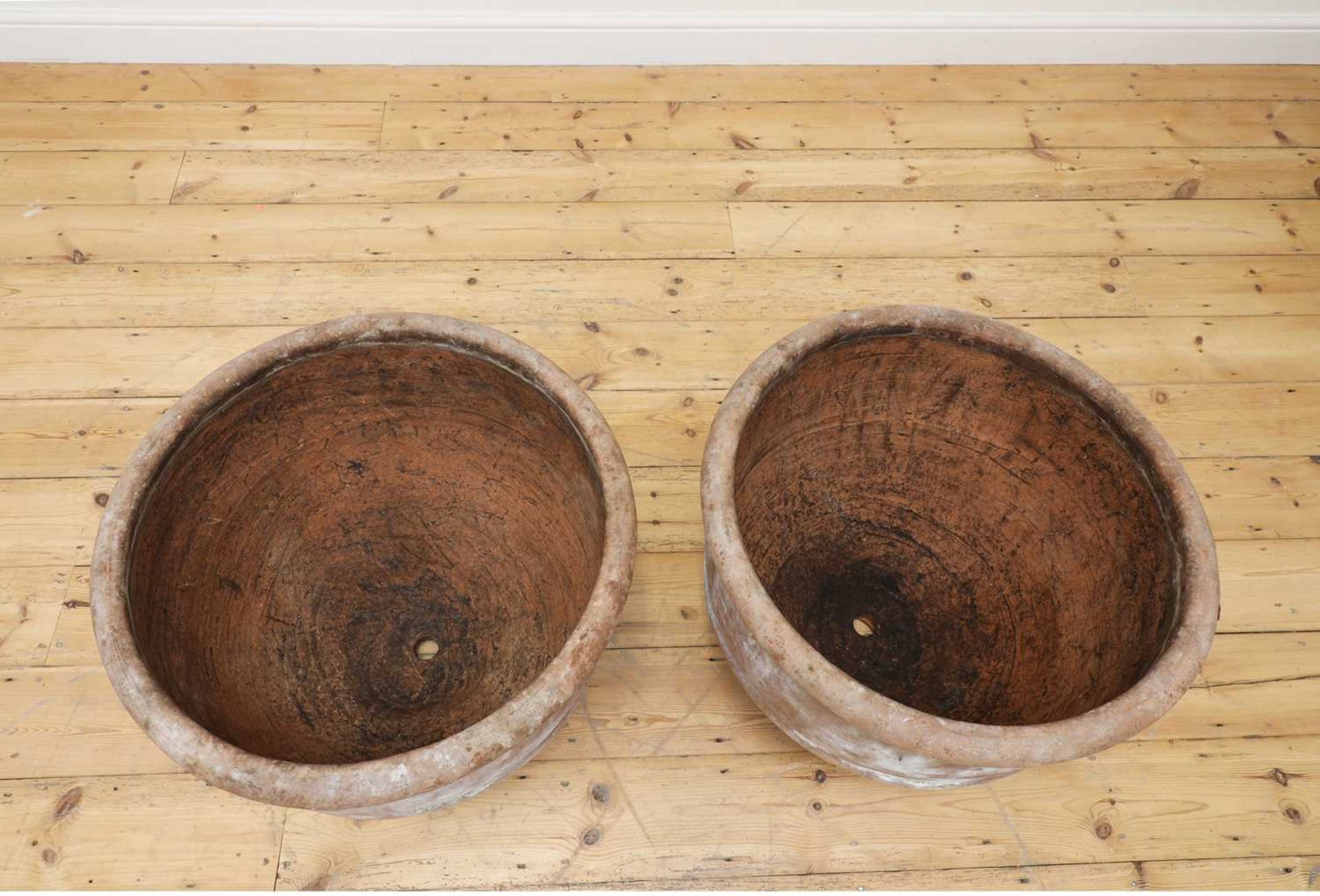 A pair of terracotta planters, - Bild 3 aus 3