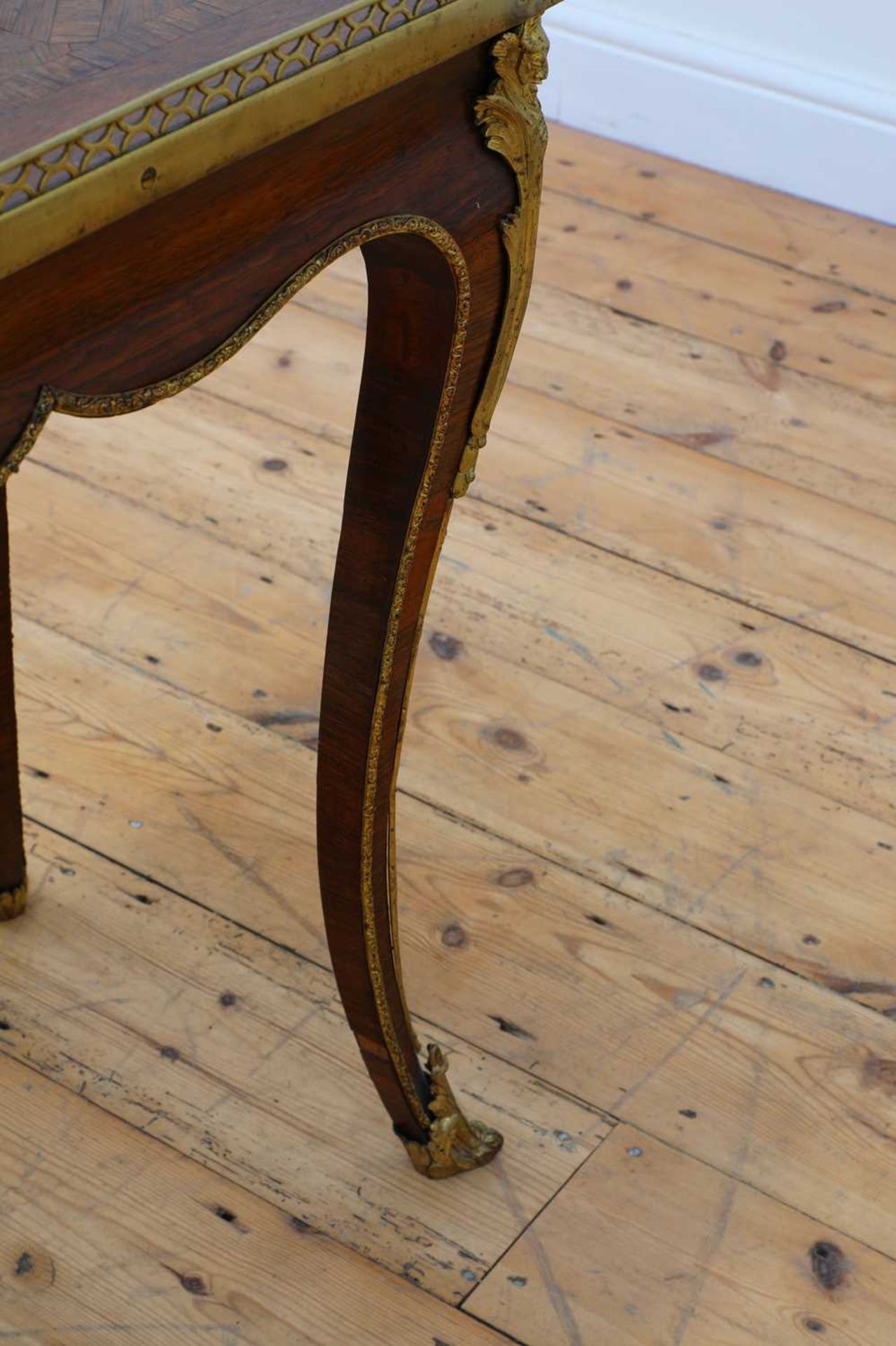 A Louis XV rosewood side table, - Bild 5 aus 6