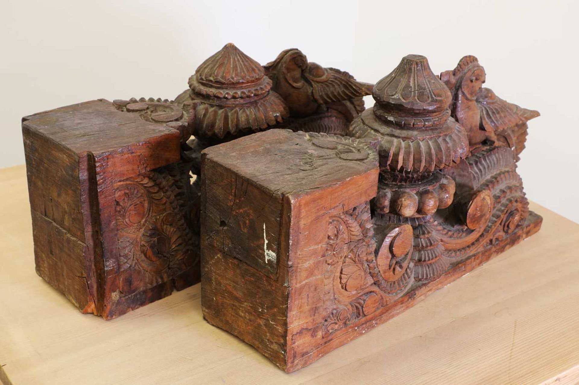A pair of Indian carved teak corbels, - Bild 9 aus 9