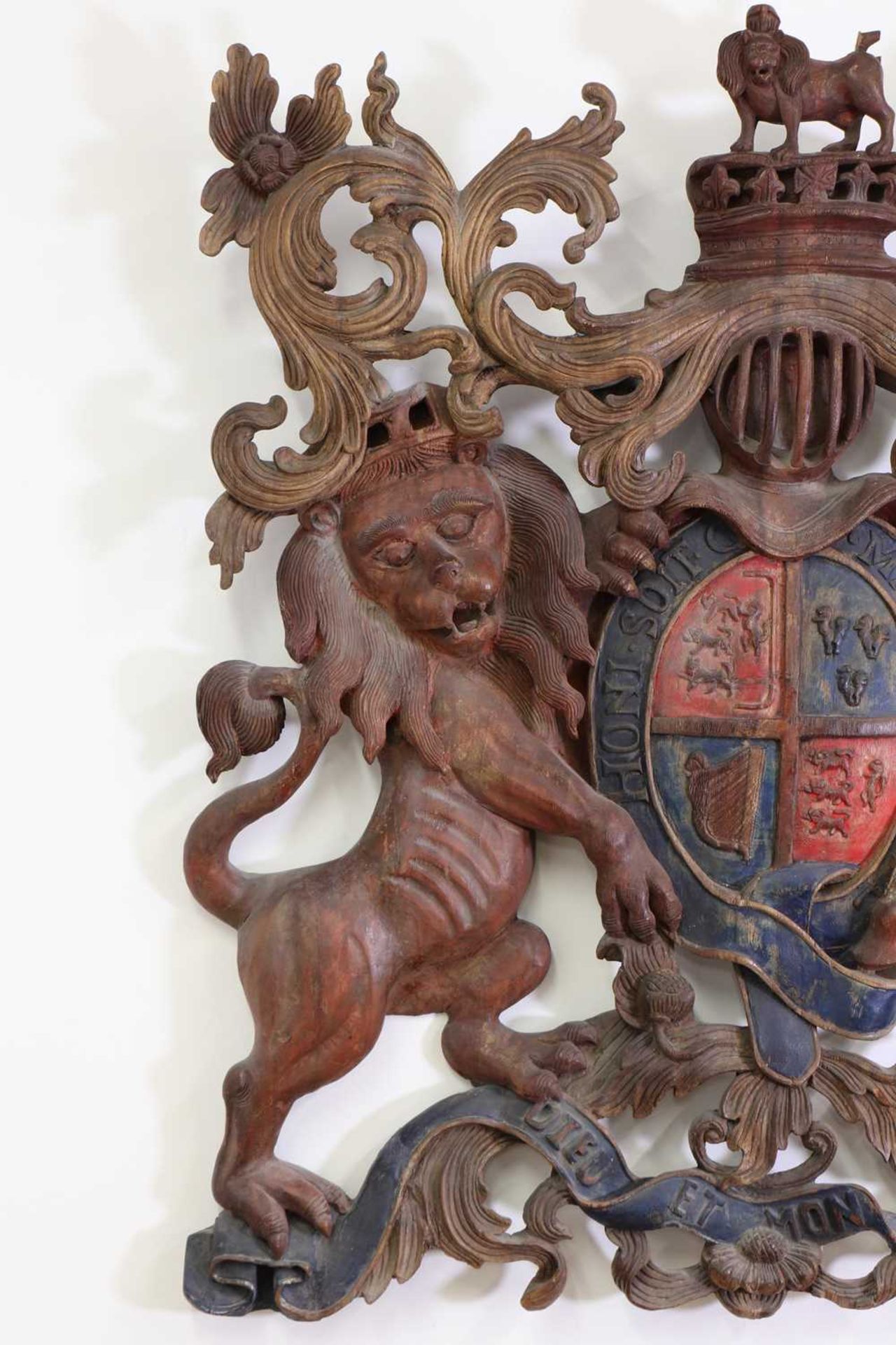 A large carved and polychrome painted Royal Coat of Arms of the United Kingdom, - Bild 2 aus 7