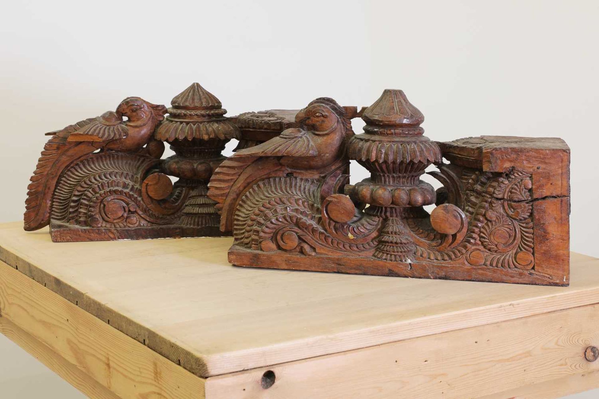 A pair of Indian carved teak corbels, - Bild 4 aus 9