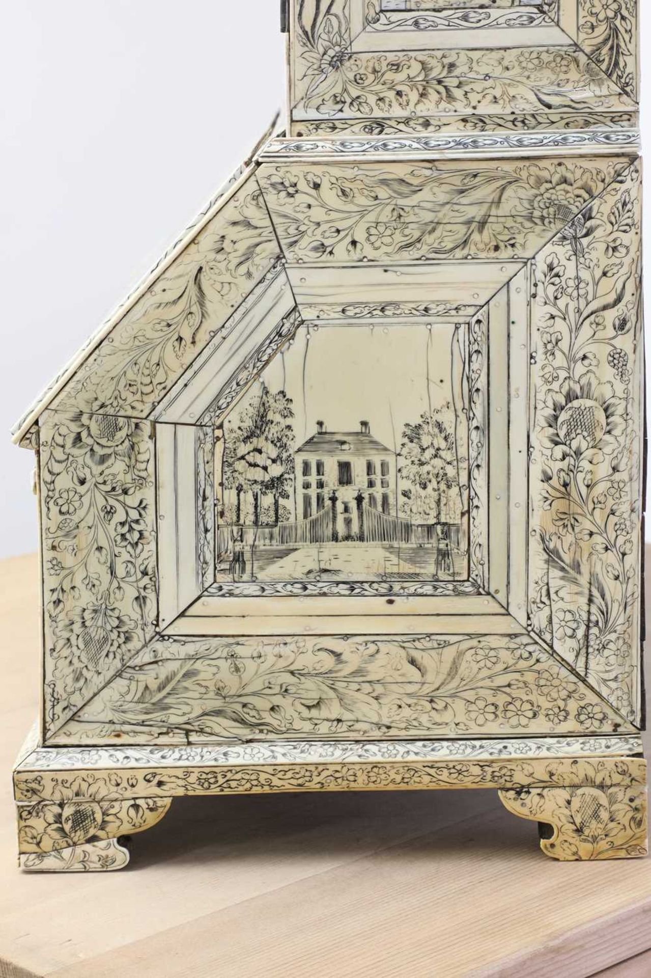 An Anglo-Indian sandalwood and ivory miniature bureau cabinet, - Bild 15 aus 59