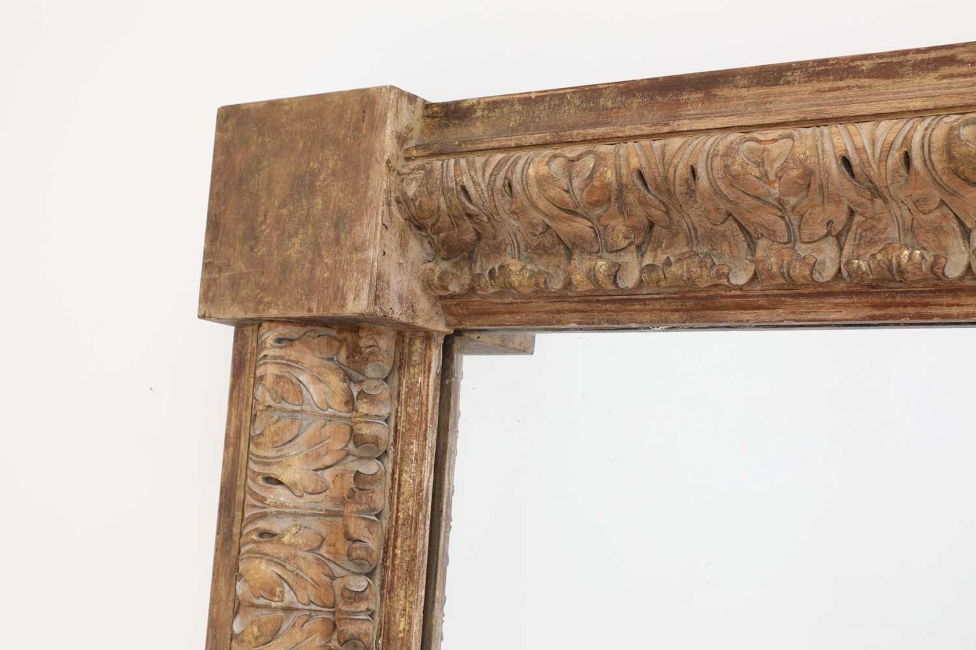 A monumental carved pine-framed wall mirror, - Bild 3 aus 7