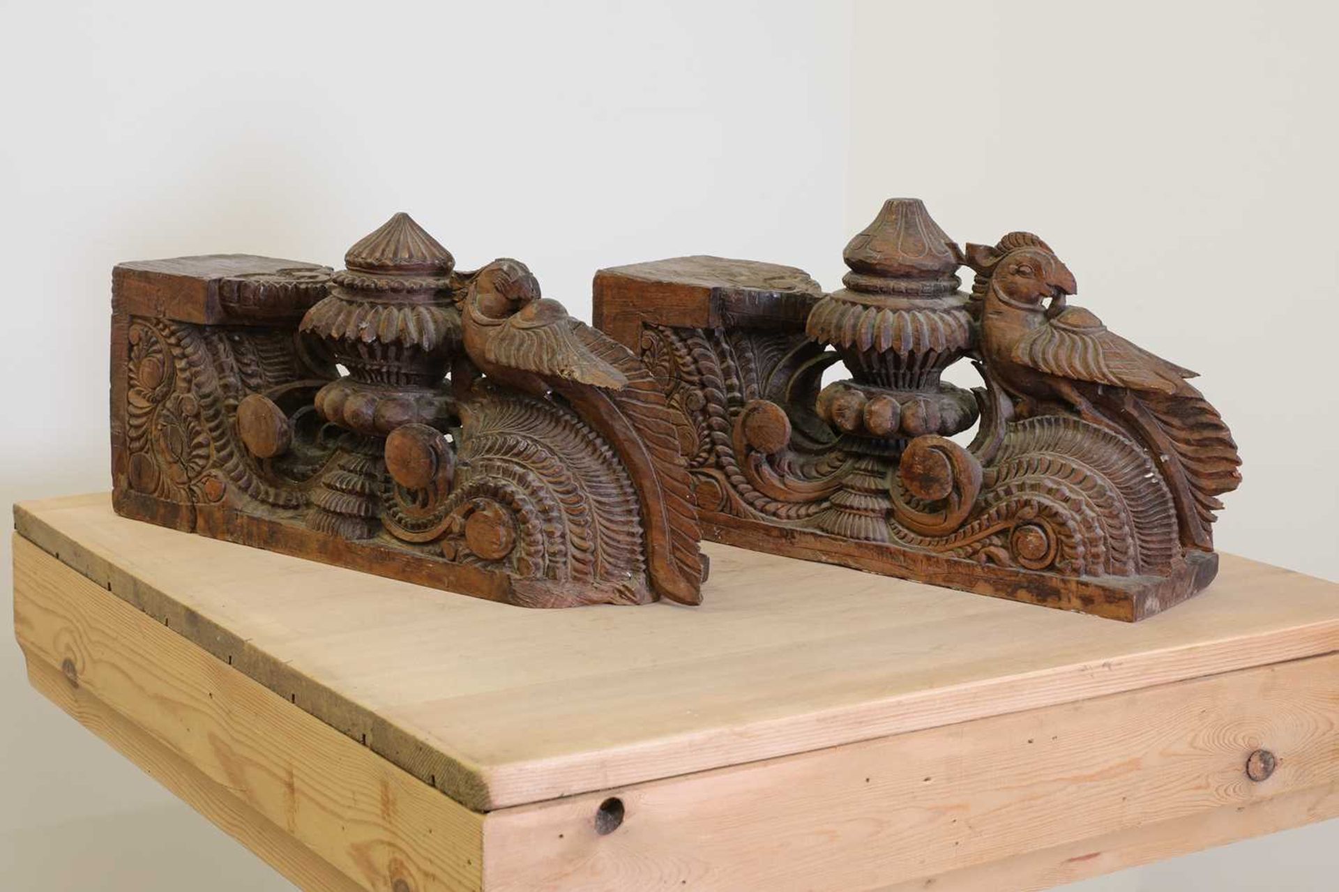 A pair of Indian carved teak corbels, - Bild 5 aus 9