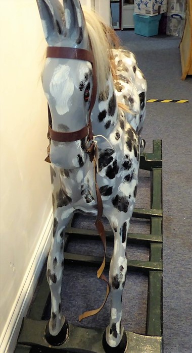 A hand-carved and painted dapple-grey rocking horse with leather bridle and horsehair mane ( - Bild 5 aus 6