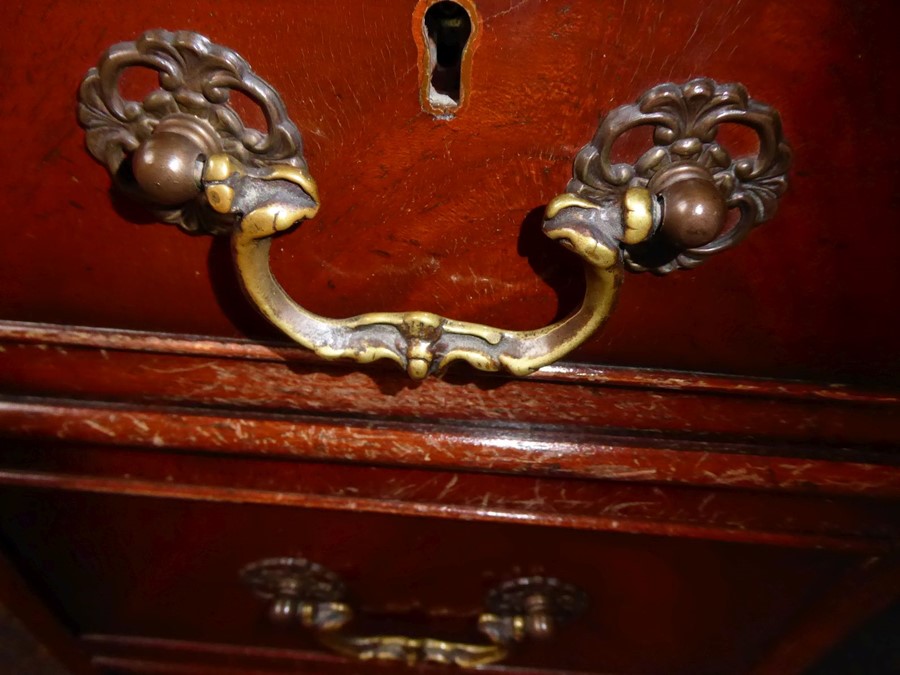 A reproduction mahogany Georgian-style pedestal desk; red-leather-inset top above an arrangement - Image 5 of 6