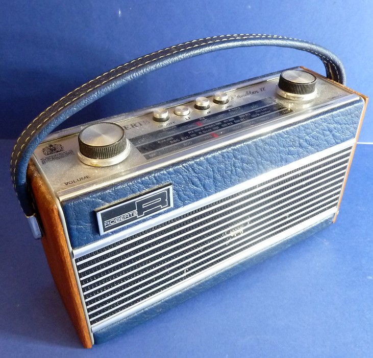 A compact Roberts radio, the Rambler II (approx 9" in length) in working order; together with - Bild 4 aus 4