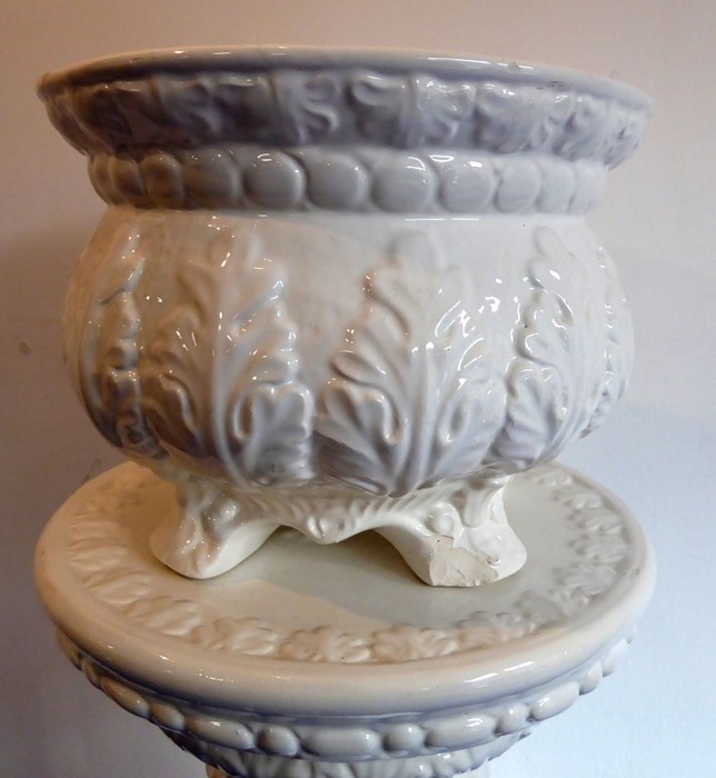 A white ceramic planter and stand - Image 2 of 2