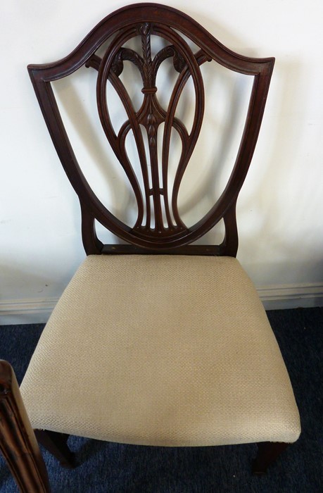 A harlequin set of five Hepplewhite-style mahogany dining chairs comprising one carver and four - Image 2 of 4