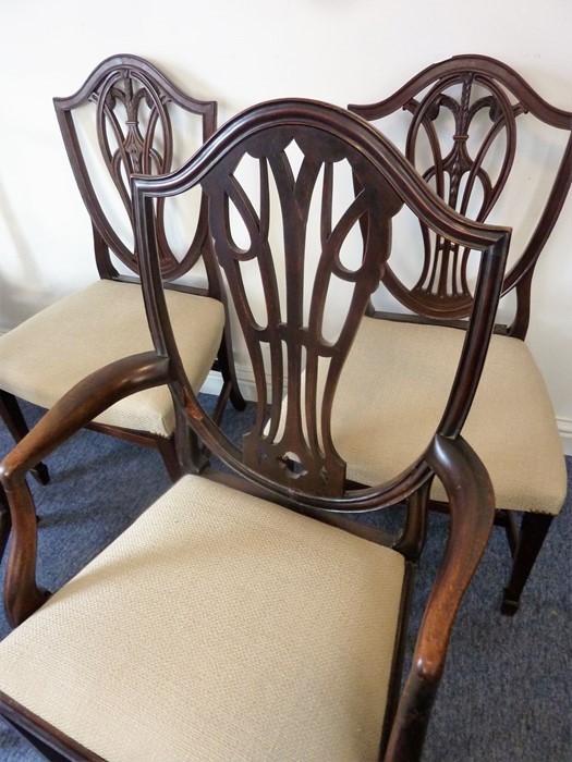 A harlequin set of five Hepplewhite-style mahogany dining chairs comprising one carver and four - Image 4 of 4