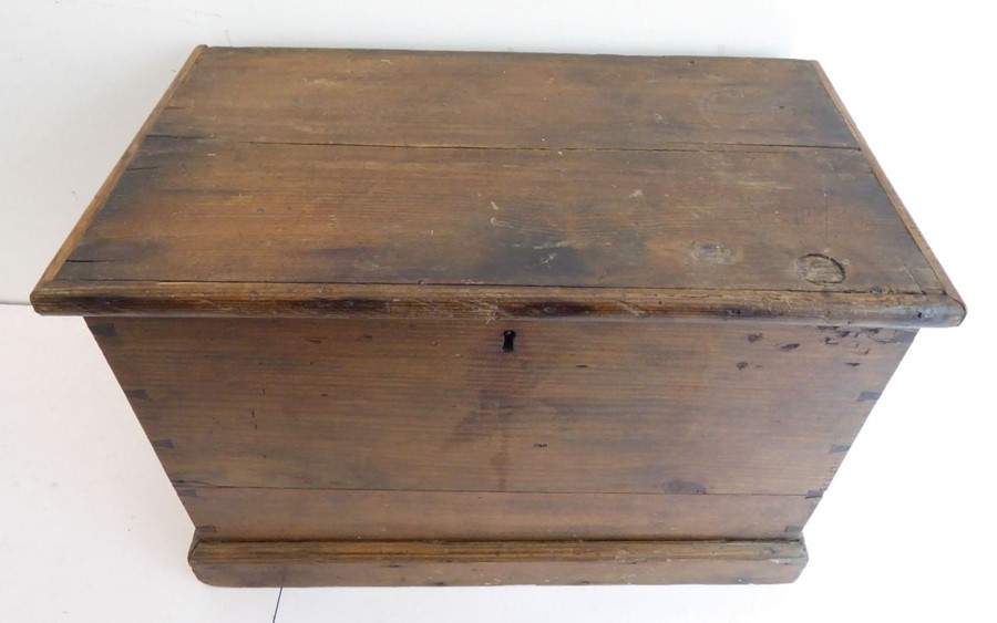 An early 20th century stained pine box and its contents: early to mid 20th century games to - Image 13 of 13