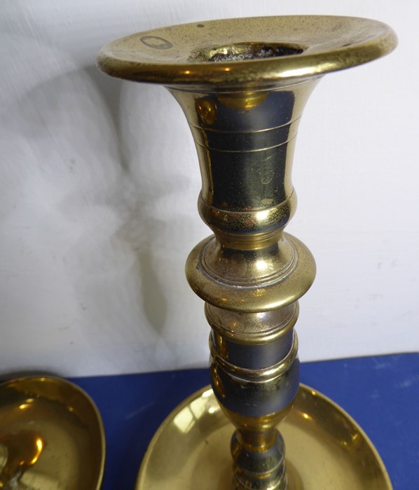 A pair of very heavy cast-brass candlesticks with large circular drip-pans as bases (23cm high) - Image 3 of 5