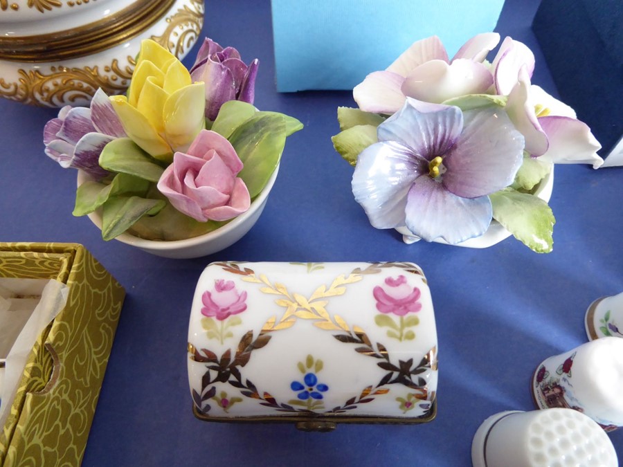 A good selection of fine quality ornamental ceramics and bijouterie; to include ceramic boxes and an - Image 2 of 11