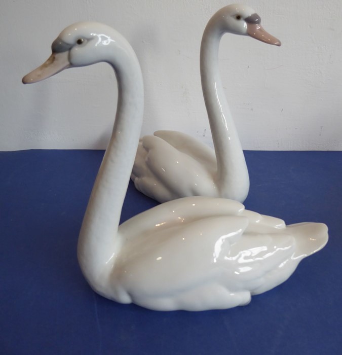 Four pieces of Lladro porcelain; a matched pair of swans (approx. 22cm high), another swan furling - Image 5 of 5