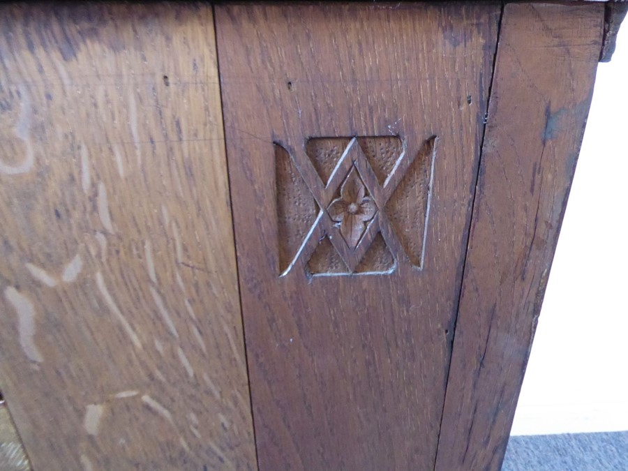 A good reproduction oak dresser base in 18th century style (modern); the slightly overhanging top - Image 10 of 10