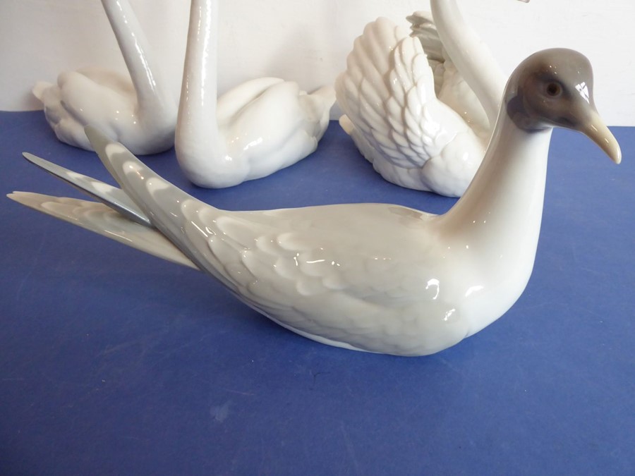 Four pieces of Lladro porcelain; a matched pair of swans (approx. 22cm high), another swan furling - Image 2 of 5