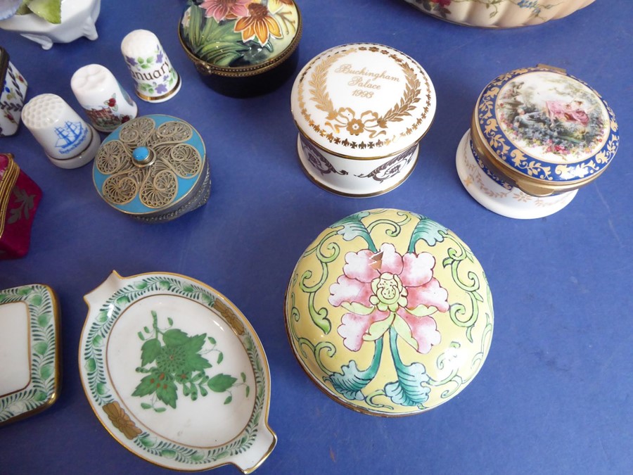 A good selection of fine quality ornamental ceramics and bijouterie; to include ceramic boxes and an - Image 4 of 11