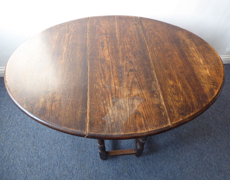 A 1930s oval oak drop-leaf gateleg table - Image 3 of 3