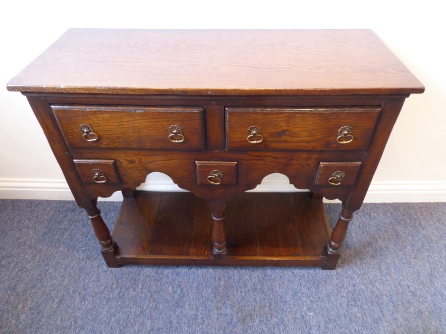 A good reproduction oak dresser base in 18th century style (modern); the slightly overhanging top - Image 4 of 10