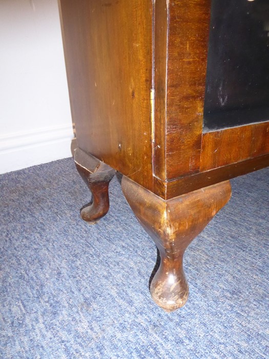 A 1920s/1930s two-door walnut display cabinet; pagoda-style astragal glazing bars and raised on - Image 7 of 7