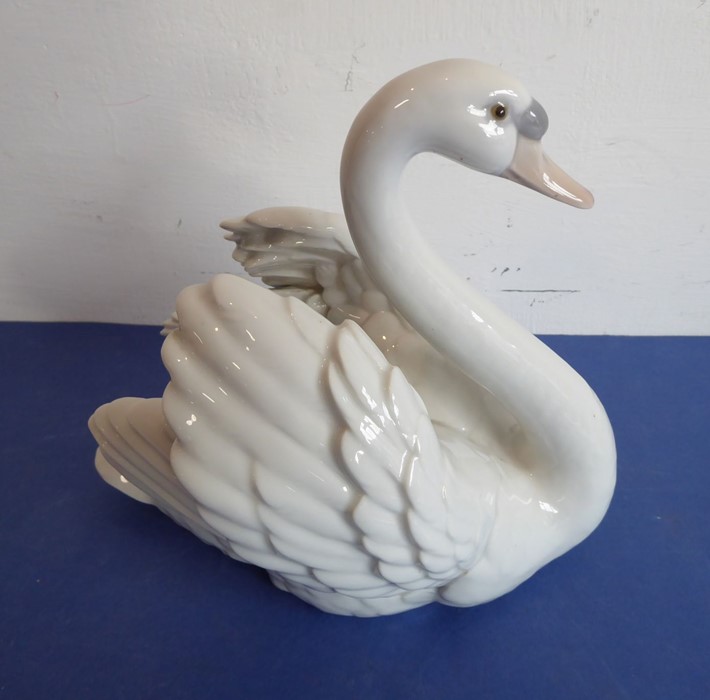 Four pieces of Lladro porcelain; a matched pair of swans (approx. 22cm high), another swan furling - Image 3 of 5