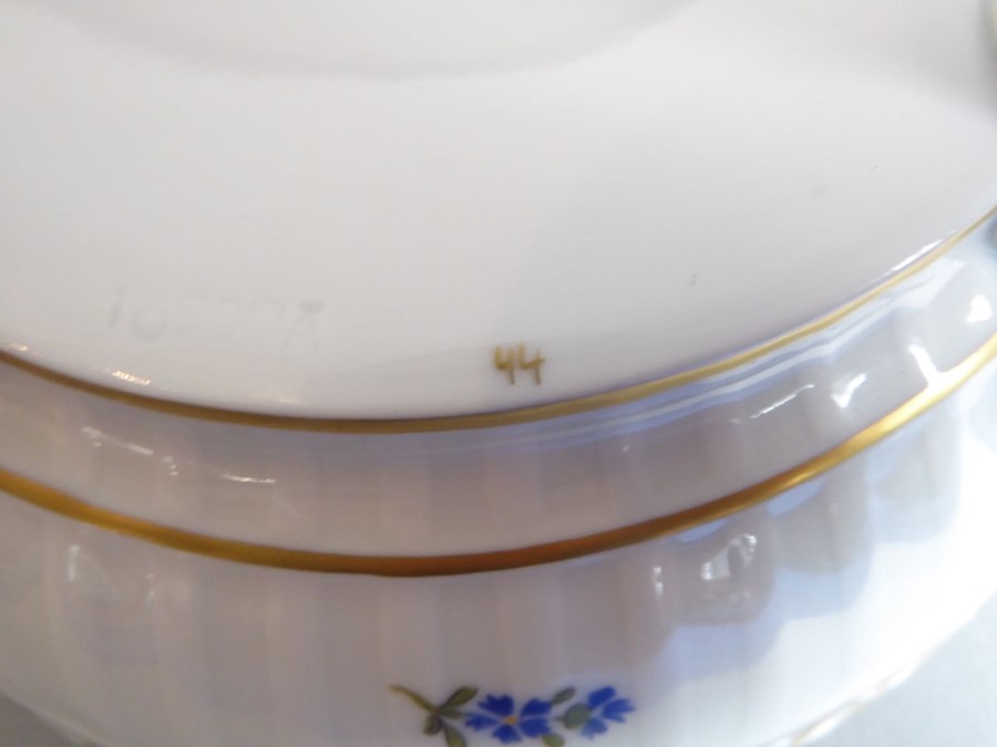 Two pieces of Dresden porcelain and one other Continental piece: a Dresden porcelain bowl with - Image 7 of 16