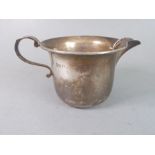 An early 20th century hallmarked silver cream jug with Chester assay marks (approx. 64g)