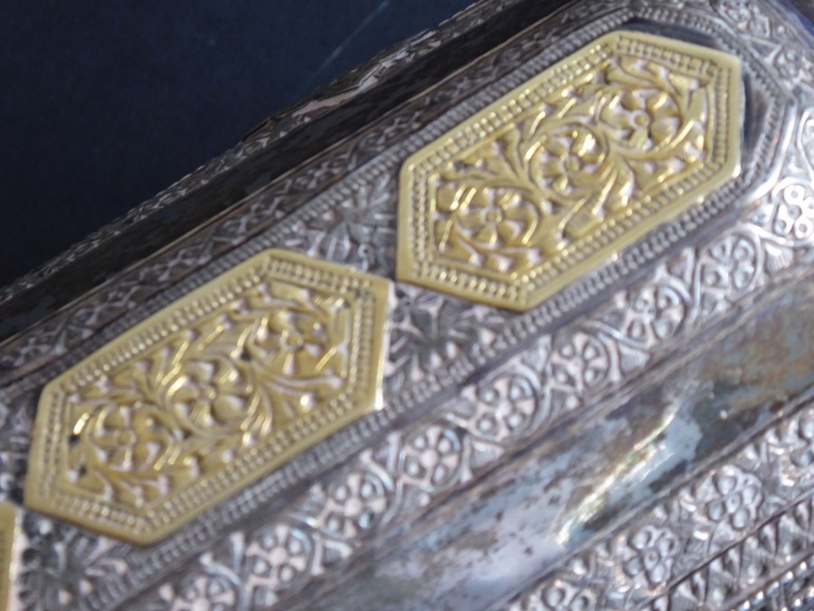 A heavy Eastern white-metal box of octagonal form with straight sides; the top of the hinged lid set - Image 4 of 8