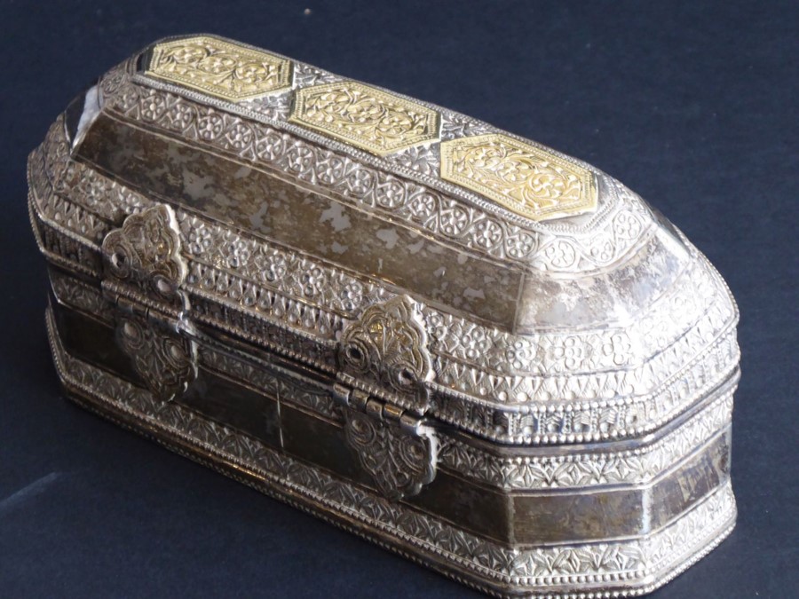 A heavy Eastern white-metal box of octagonal form with straight sides; the top of the hinged lid set - Image 2 of 8